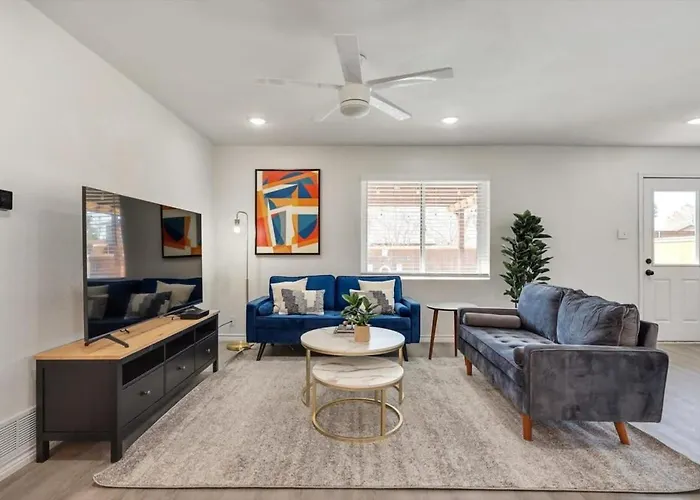 Holiday home Luxury 4bed 2bath Hidden Gem W Backyard Oasis *