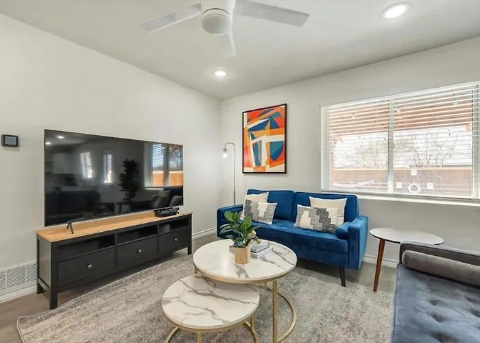Luxury 4bed 2bath Hidden Gem W Backyard Oasis Holiday home *