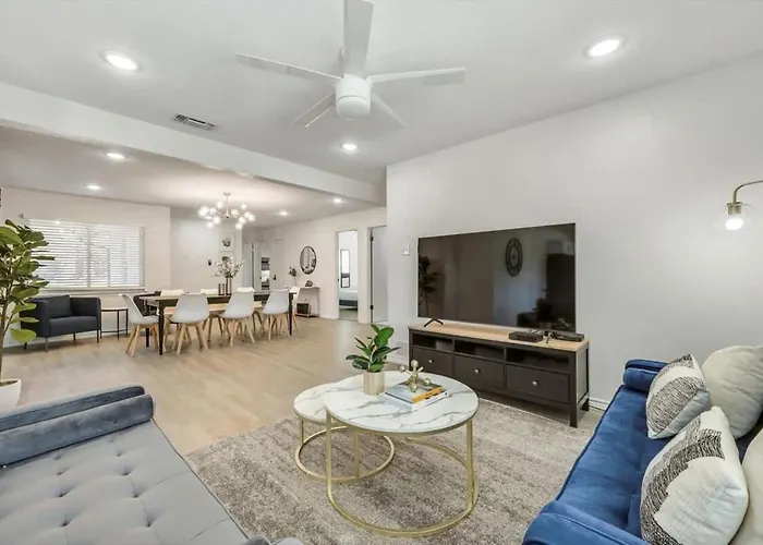 Holiday home Luxury 4bed 2bath Hidden Gem W Backyard Oasis