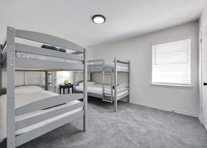 Luxury 4bed 2bath Hidden Gem W Backyard Oasis Holiday home