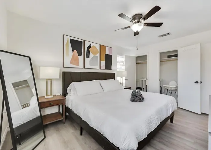 Holiday home Luxury 4bed 2bath Hidden Gem W Backyard Oasis *