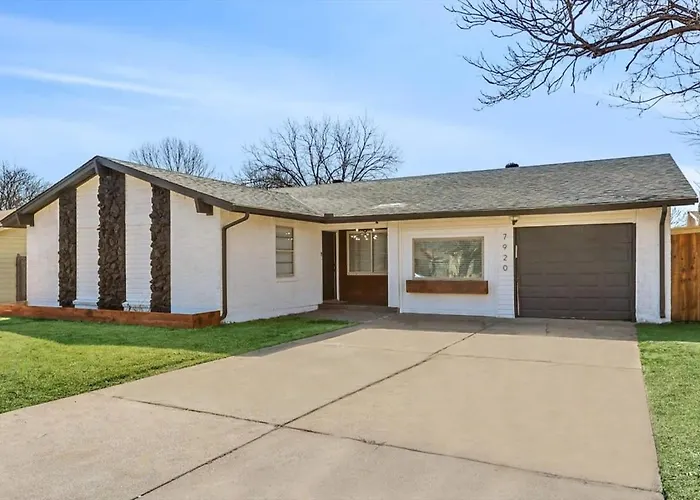 Luxury 4bed 2bath Hidden Gem W Backyard Oasis Holiday home *