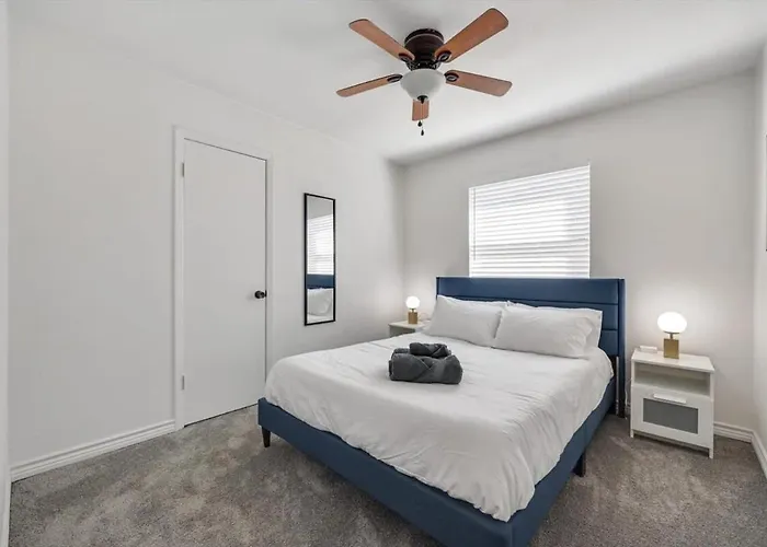Holiday home Luxury 4bed 2bath Hidden Gem W Backyard Oasis