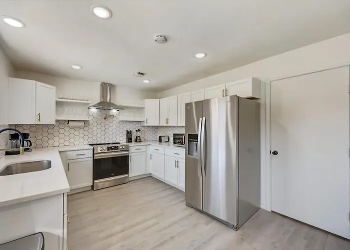 Luxury 4bed 2bath Hidden Gem W Backyard Oasis *