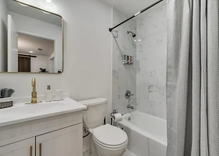 Luxury 4bed 2bath Hidden Gem W Backyard Oasis Holiday home Fort Worth