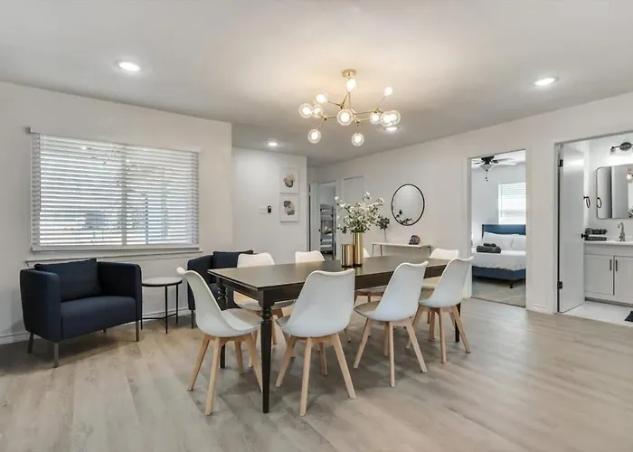 Luxury 4bed 2bath Hidden Gem W Backyard Oasis Holiday home
