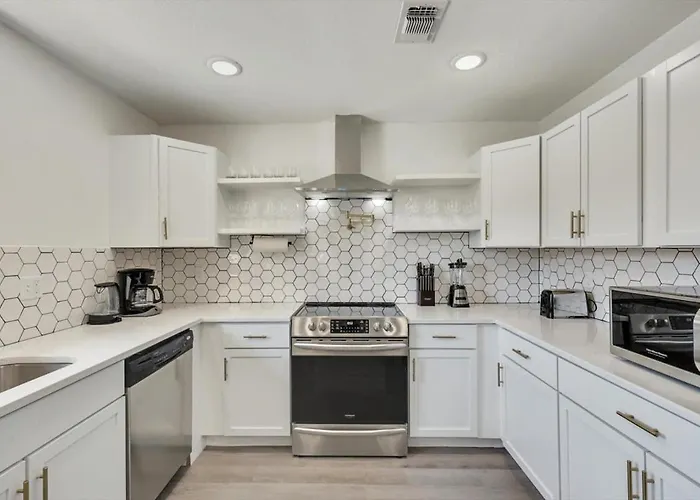 Holiday home Luxury 4bed 2bath Hidden Gem W Backyard Oasis *