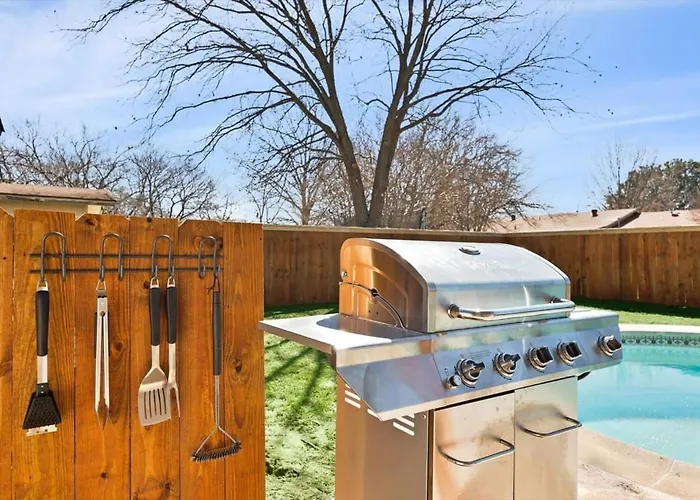 Luxury 4bed 2bath Hidden Gem W Backyard Oasis Holiday home *