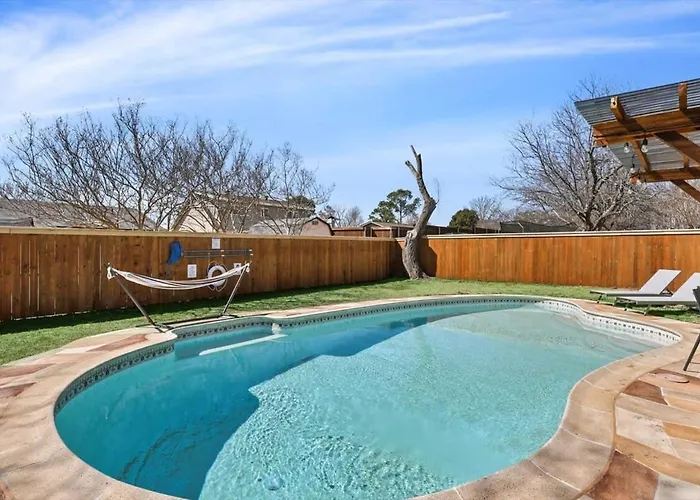 Luxury 4bed 2bath Hidden Gem W Backyard Oasis Holiday home Fort Worth